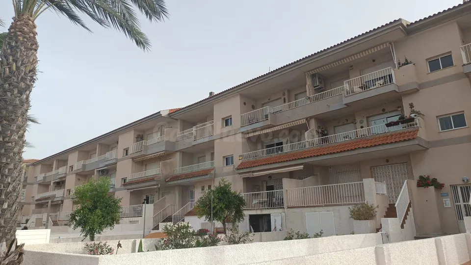 FRENTE  AL Mar Menor, A UN PASO DE LA PLAYA: oportunidad en Los Urrutias