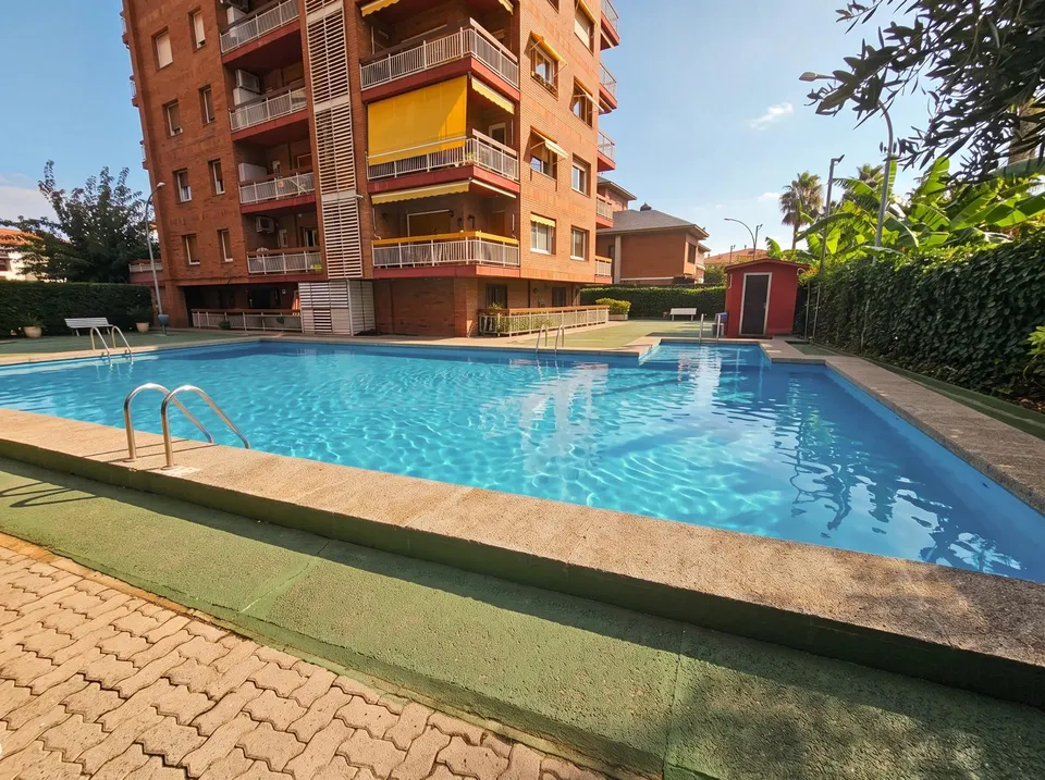 ÁTICO A LA VENTA EN EL CENTRO DE PINEDA DE MAR Y PISCINA COMUNITARIA