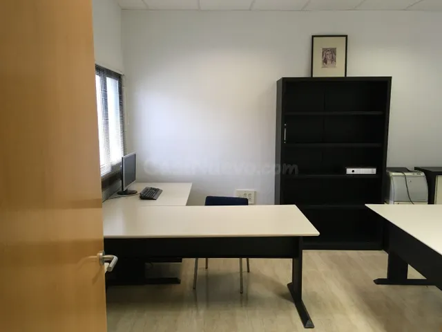 ALQUILER NAVE INDUSTRIAL CON AMPLIAS OFICINAS EN POLIGONO - foto 2