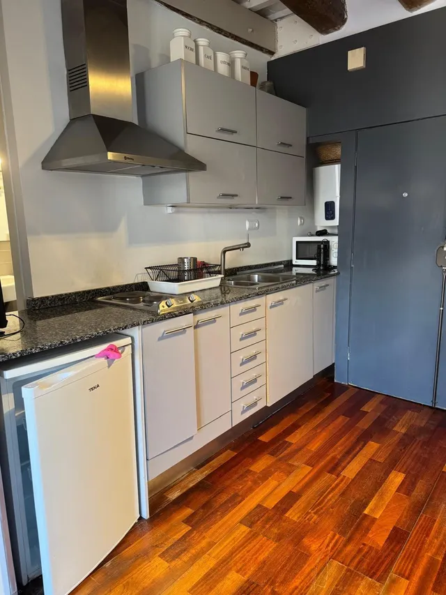 Oportunidad Única en El Raval: Acogedor Piso - foto 4