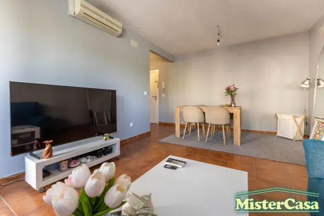 EXCLUSIVA. Piso zona sur VPO . 3 dormitorios , 2 baños , terraza . Plaza de garaje y trastero . — 6