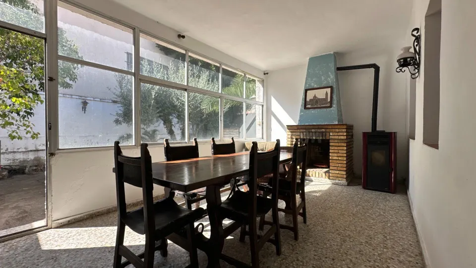 ¡Una casa con jardín, terraza y un sinfín de posibilidades en el corazón de Borja!