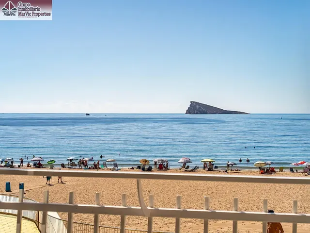 Luminoso piso de 2 dormitorios en playa de poniente, Benidorm — 12