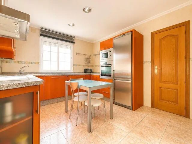 CASA INDEPENDIENTE CON 966 M/2 DE PARCELA EN NUEVO HIGUERON . — 3