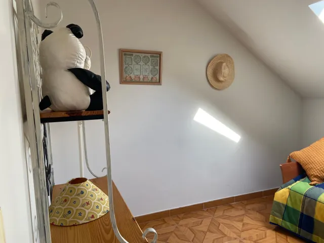 SE VENDE DÚPLEX AMUEBLADO. COCINA, SALÓN, 3 HAB., 2 BAÑOS, TRASTERO Y PLAZA DE GARAJE. — 18