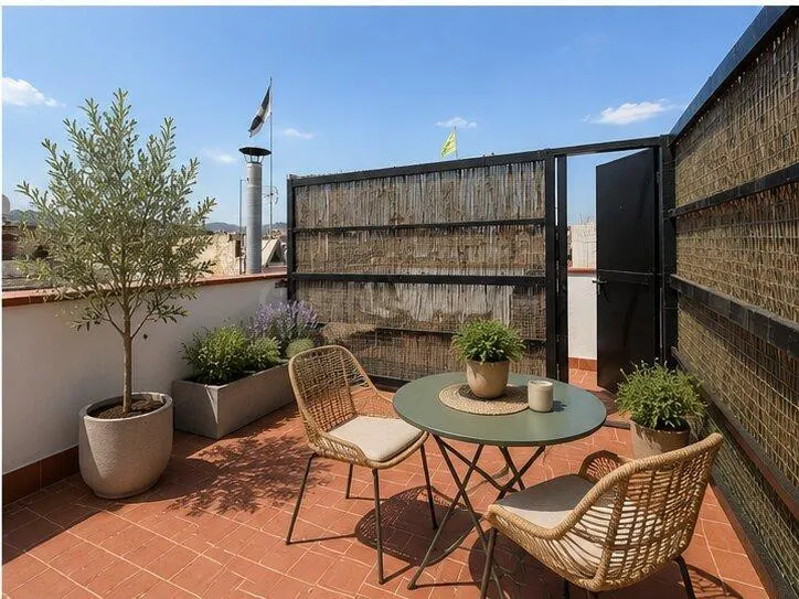 Piso luminoso y reformado con terraza privativa!