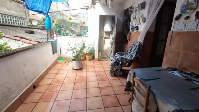 CASA DE TRES PLANTAS EN VENTA DE CUATRO HABITACIONES CON PAT