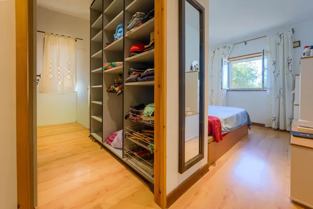Chalet independiente de una planta con apartamento, piscina y parcela urbana de 2.800 m2 — 25