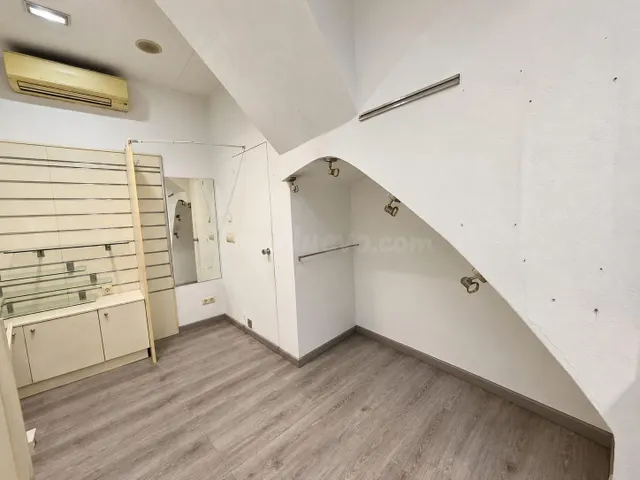 Edificio en venta en pleno centro de Tortosa: local acondicionado, división horizontal y terrado con vistas — 4