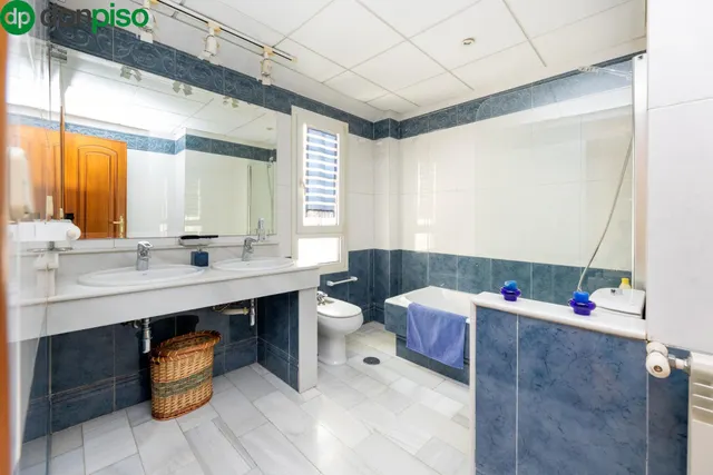 CHALET ADOSADO EN URBANIZACIÓN ADORATRICES — 38