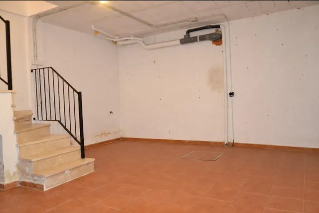 Tu próximo hogar en Sanlúcar la Mayor: tres dormitorios, patio y sótano — 16