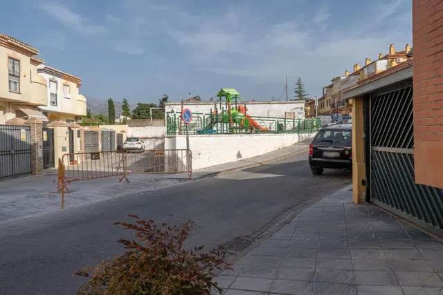 ¡MAGNIFICA CASA UNIFAMILIAR ADOSADA EN LOMALINDA, OGIJARES! — 50