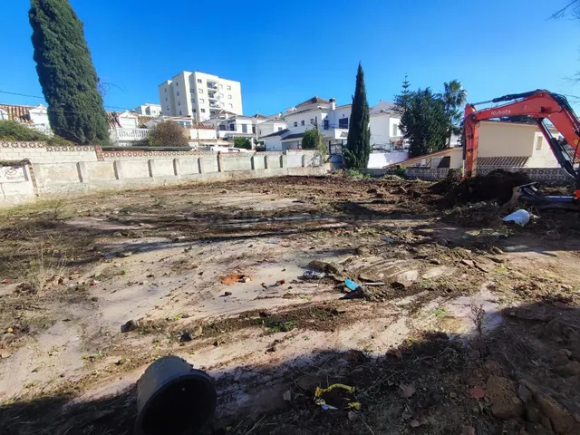 Excepcional Parcela en Benalmádena Costa con Vistas y Piscin