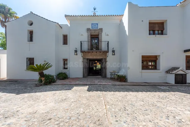Elegante casa andaluza con vistas al golf en El Paraíso - foto 5