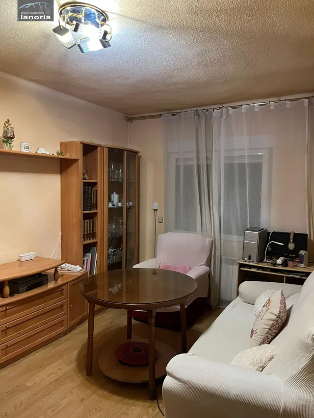 Grupo la Noria Vende Piso de 3 Dormitorios, 1 Baño y Trastero en Zona Industria. — 2