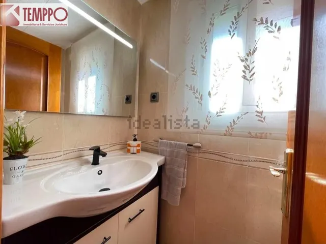 Chalet independiente con piscina privada, 5 dormitorios y placas solares en parcela de 450 m2 — 25