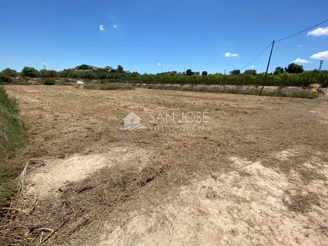 SE VENDE PARCELA RUSTICA EN 2 ESCRITURAS CON ALMACEN AGRICOL - foto 4