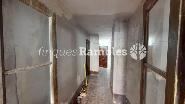 Casa de poble al centre de La Pobla de Claramunt amb molt potencial — 26