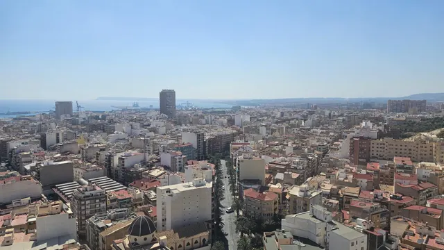 Amplia vivienda de 159 m2 con vistas panorámicas a los dos castillos de Alicante y plaza de garaje — 29