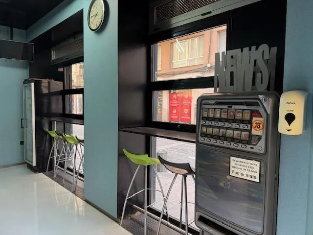 SE VENDE LOCAL TOTALMENTE INSTALADO PARA BAR — 10
