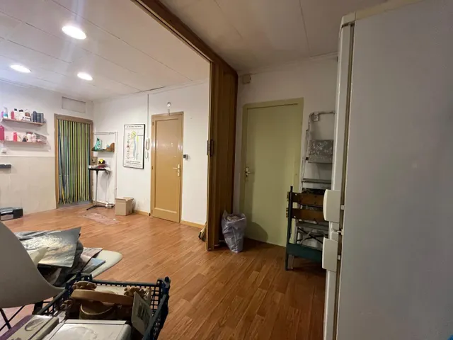 Local apto para diversos usos, garaje, almacén, comercio, cerca del Passeig Verdaguer por 79.000 Eur — 24