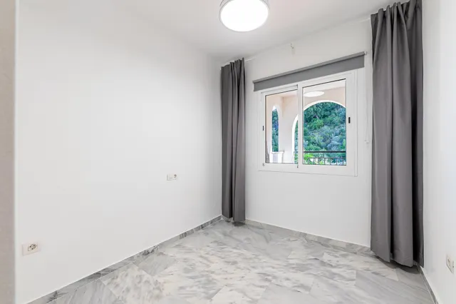 Piso reformado con gran terraza al sur, vistas verdes, garaje y piscina en Benalmádena Pueblo — 23