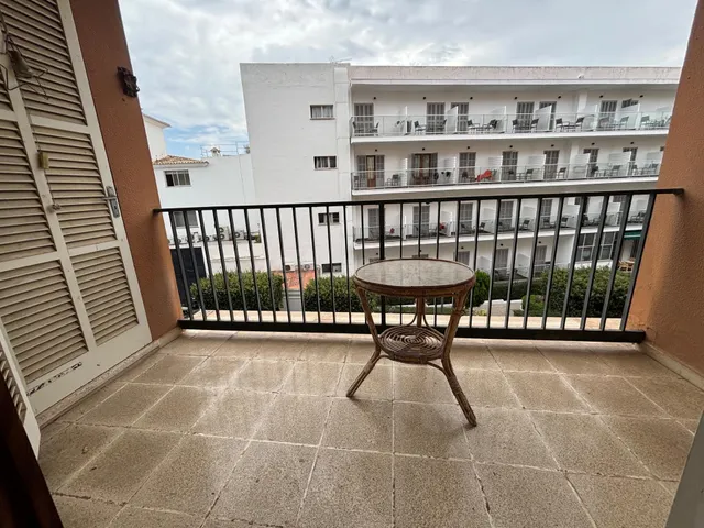 Apartamento luminoso y semi reformado de 4 dormitorios en el - foto 4
