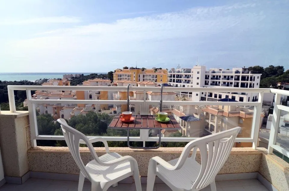 APARTAMENTO DE 2 DORMITORIOS CON VISTAS MARAVILLOSOS DEL MAR Y PISCINA!
