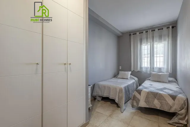 Chalet independiente con pozo propio y placas solares — 26