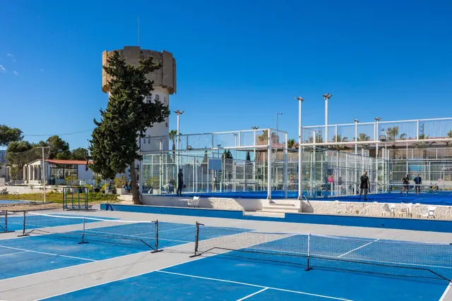 Bungalow con solárium, orientación sur y vistas a la piscina comunitaria — 32