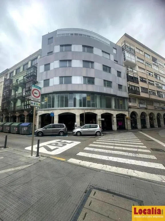 Moderno edificio en el centro de Torrelavega - foto 2