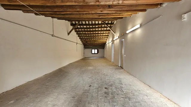Edifificio neoclasico en el centro de Figueres. — 20