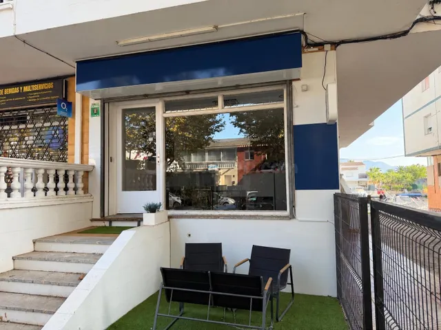 Local Comercial en Venta en Empuriabrava: Espacioso, Luminoso y Listo para Entrar — 2