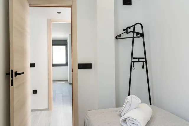 Exclusivo Piso Totalmente Reformado con Terraza en el Centro de Estepona — 30