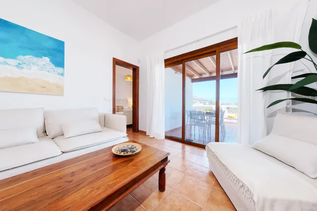 Villa con piscina y vistas despejadas a hacia el paisaje volcanico — 12