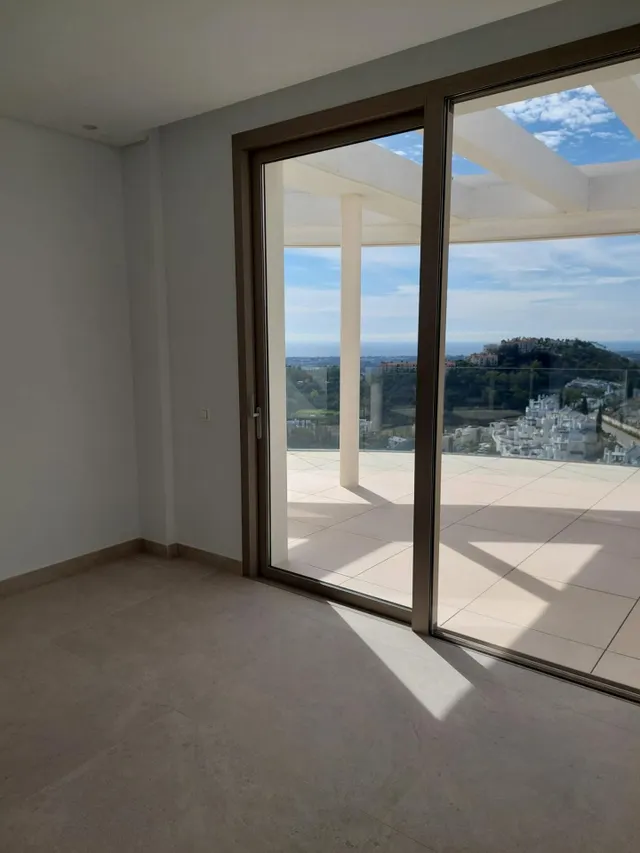Espectacular Ático de Lujo con solarium, piscina privada y vistas al mar. 4 dormitorios y 4 baños. Benahavis — 19