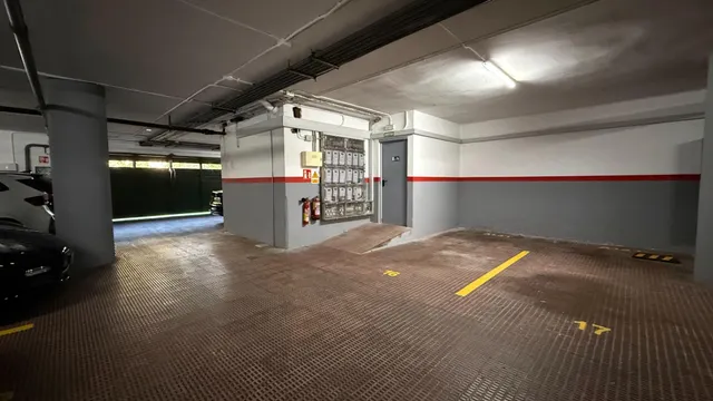Amplia vivienda de 4 habitaciones con terraza acristalada, chimenea y aparcamiento — 47