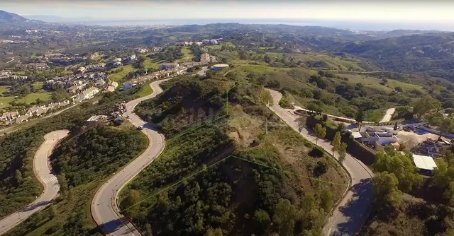 Terreno edificable en Marbella con vistas al golf y sol todo