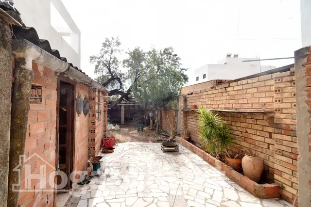 ¡OPORTUNIDAD ÚNICA! AMPLIA CASA PARA REFORMAR CON PATIO Y TR - foto 4