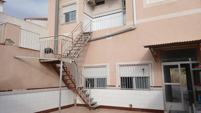 Se vende casa con bajo comercial — 24