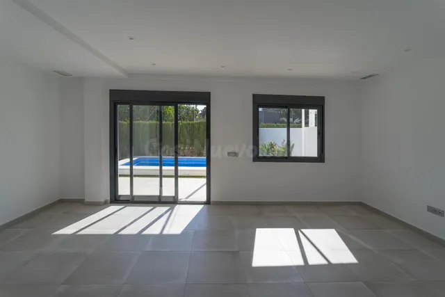 Chalet pareado con garaje, piscina y jardin — 5