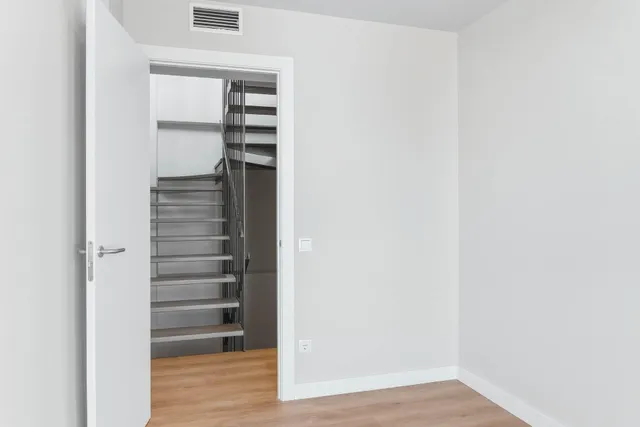Vivienda reformada a estrenar con 3 estancias, terraza privada y espacio polivalente en Badalona — 13
