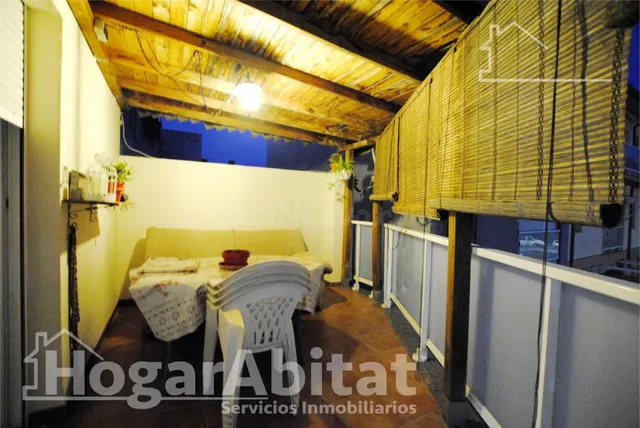 AMPLIA CASA ADOSADA CON TERRAZA Y BALCÓN CERCA DEL AYUNTAMIE