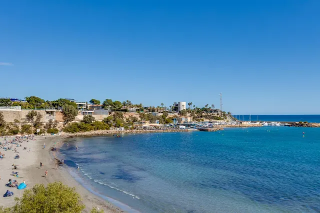 Villa de 4 dormitorios, 3 baños, piscina y jardín en dehesa de campo amor (orihuela costa) — 49