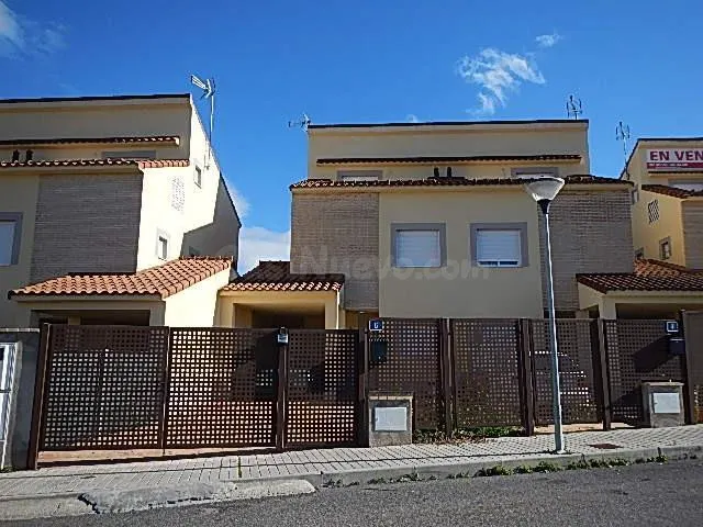 Se vende Casa Adosada OKUPADA en Calle Londres 4 Magán, (Tol
