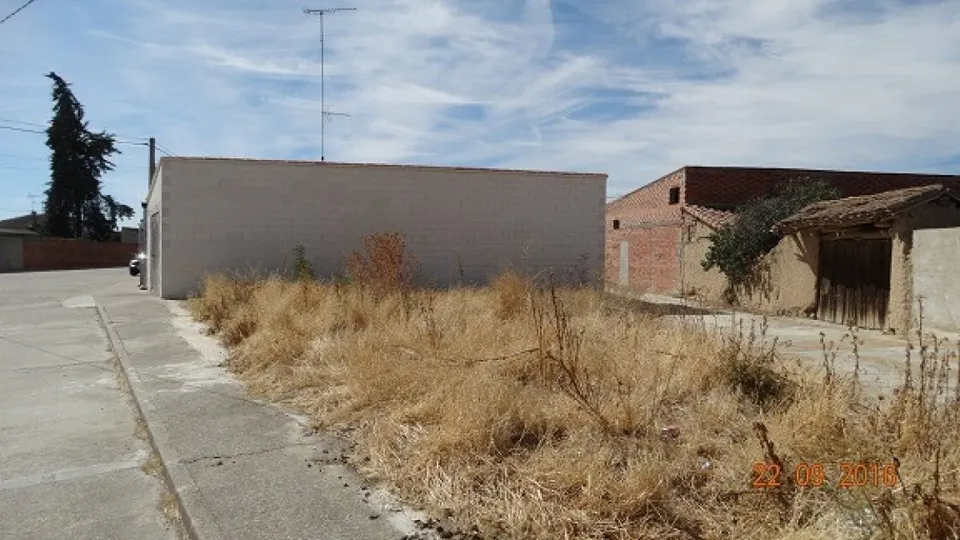 Urbis te ofrece un solar en venta en Pedrosillo de Alba, Salamanca.