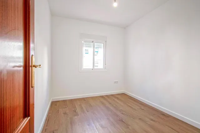 Estupendo piso en Polígono San Pablo, en calle Juan Espantaleón, junto Avda Villas de Cuba!! — 12