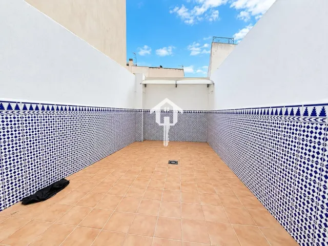 PISO EN VENTA EN ALICANTE. ZONA DE LA FLORIDA. 79m2, 2 habitaciones, 1 BAÑO, AMPLIO PATIO, PRIMERA PLANTA CON ASCENSOR. — 33
