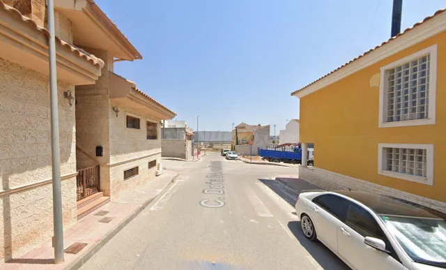 Se vende casa adosada OKUPA en Lorquí (Murcia).