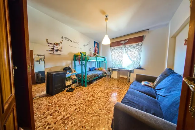 Amplia vivienda de 210 m2 en el centro de Alhendín con gran  - foto 5